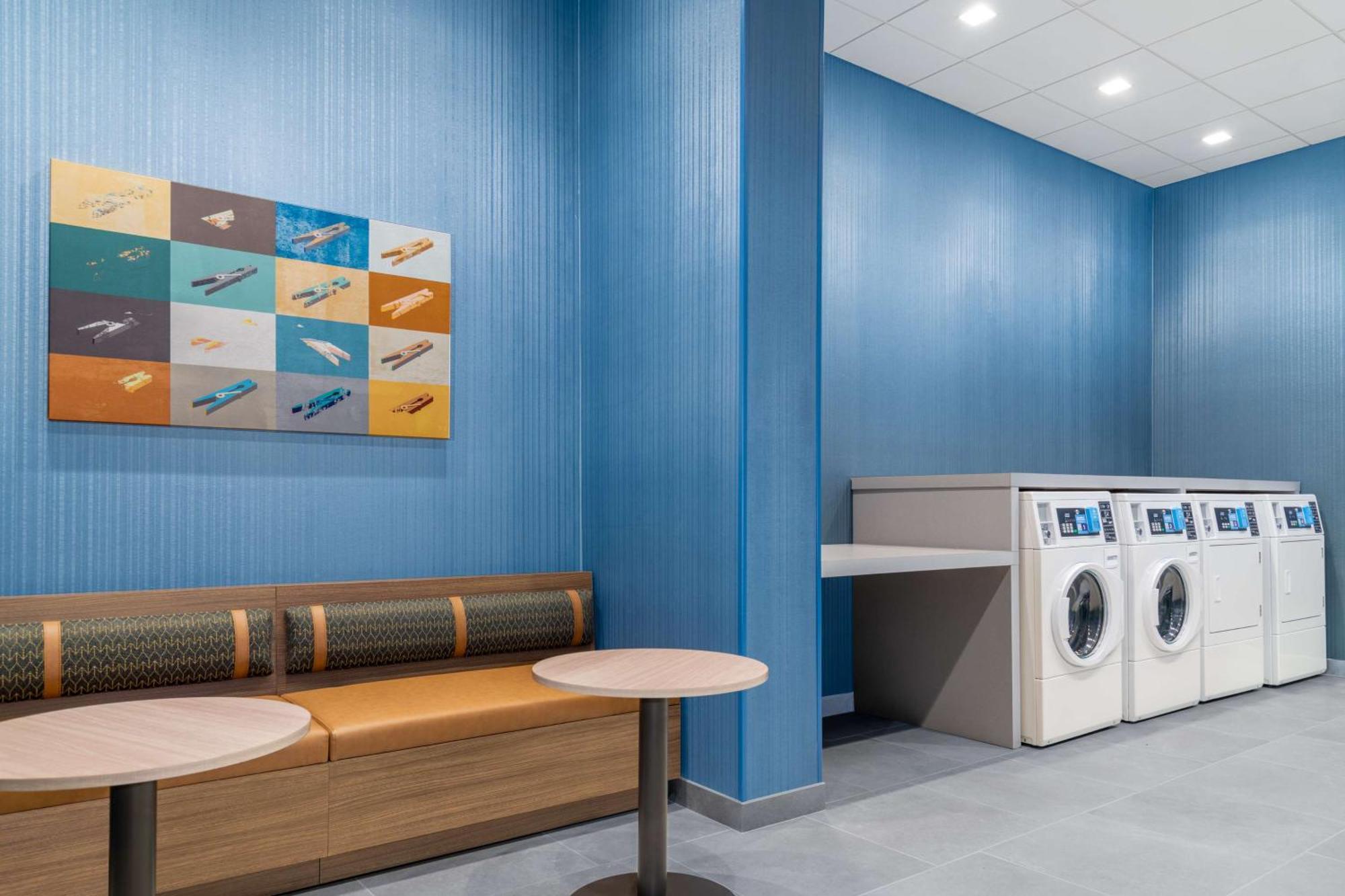 Homewood Suites By Hilton Holland Bagian luar foto